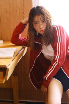 马凡舒走秀时泳裤掉落正面
